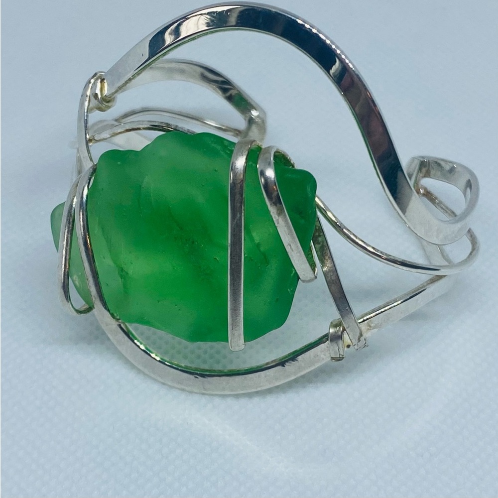 NWOT Beautiful Green Sea Glass adjustable Cuff Bracelet wrapped in Silver